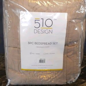 NWOT Three-piece bedroom set bedspread